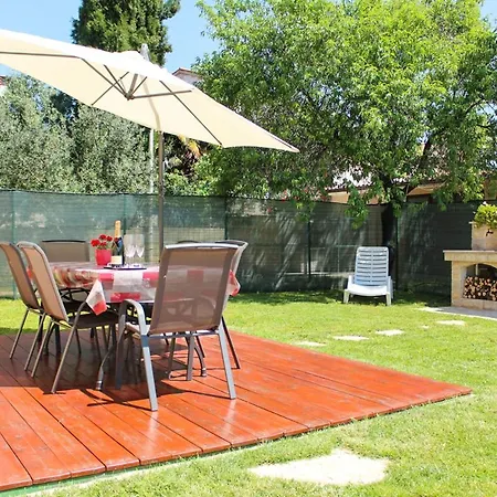 Sleeps 6 With Pool Air Con And Wifi Villa Galižana