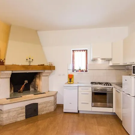 Villa Sleeps 6 With Pool Air Con And Wifi Galižana